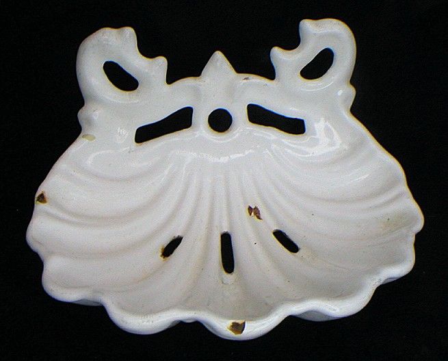 PORTE SAVON Coquille émaillé, ancien. A suspendre. 12 x 9 x 7 cm 