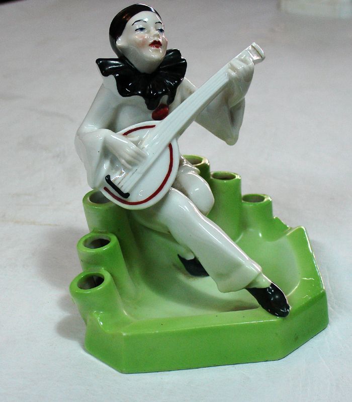 Art Decó porcelain Pierrot playing banyo flowers pencil  