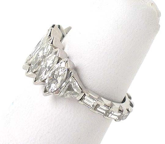 BREATHTAKING PLATINUM & SPARKLING DIAMONDS BAND RING  