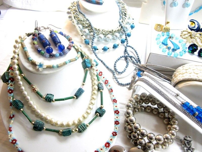   VINTAGE & MOD ASSORTED BLUE JEWELRY LOT*BSK*MJENT*TRIFARI*JJ*SARAH COV