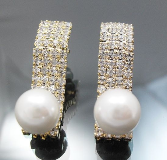 Creamy Pearl sittin on Wavy Square Crystal Earring