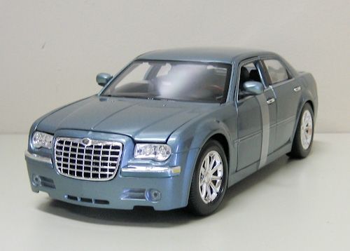 Chrysler 300 Diecast Model Car   Maisto   118 Scale   New in box 