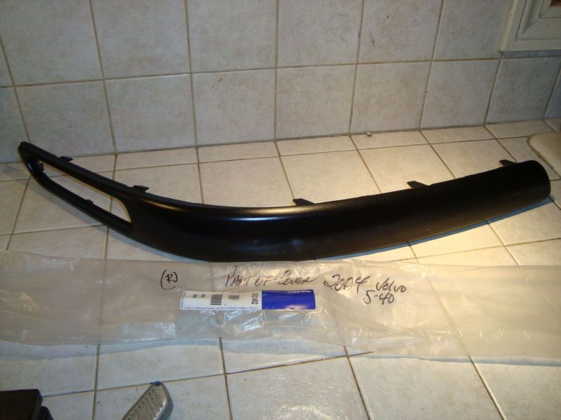 NEW*OEM* 01 04 VOLVO S40 RIGHT FRONT BUMPER TRIM 03 02  