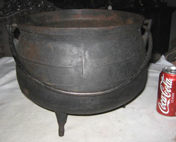 PRIMITIVE ANTIQUE FARM HOUSE LG. CAST IRON CAULDRON KETTLE POT 