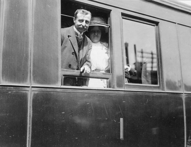 Description 1909 photo Louis Blriot on his return with wife on train 